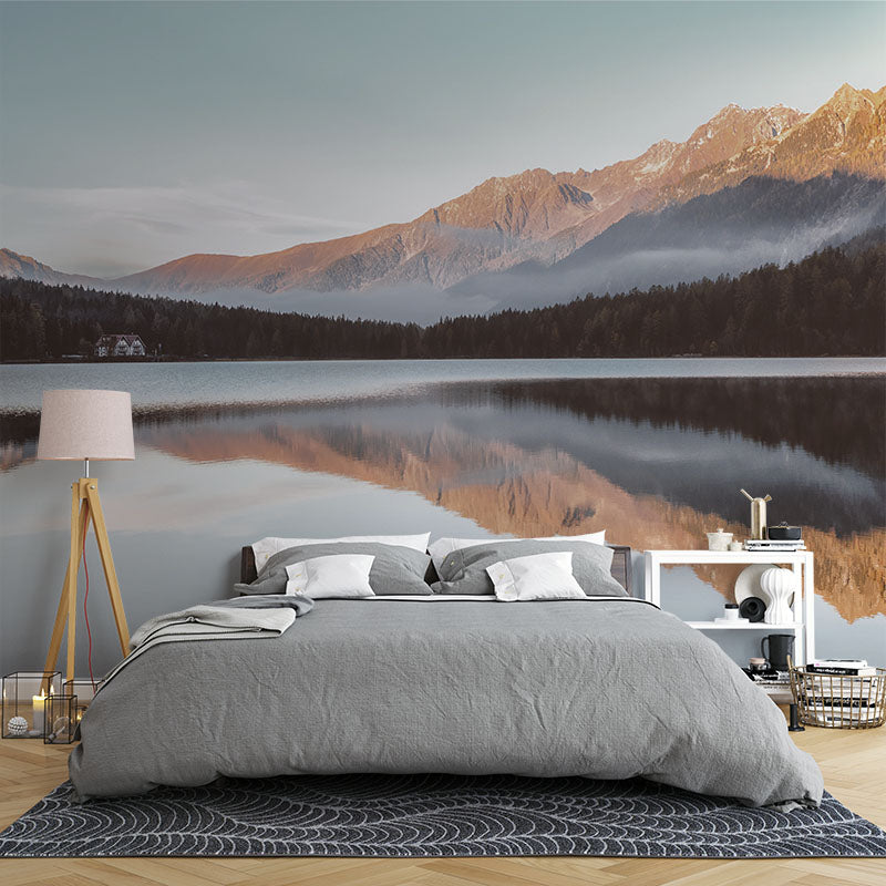 Amanecer tranquilo en las montañas con lago