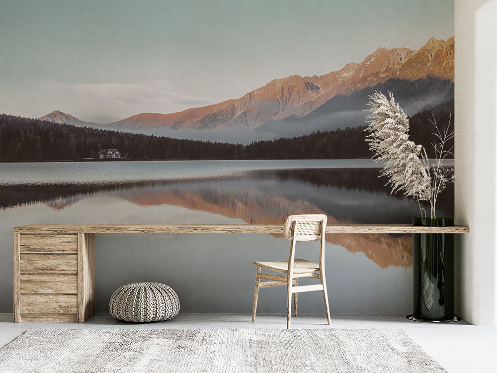 Amanecer tranquilo en las montañas con lago