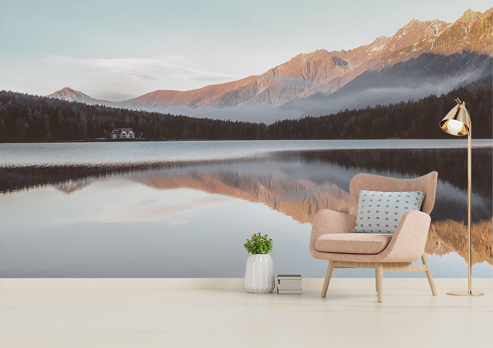 Amanecer tranquilo en las montañas con lago